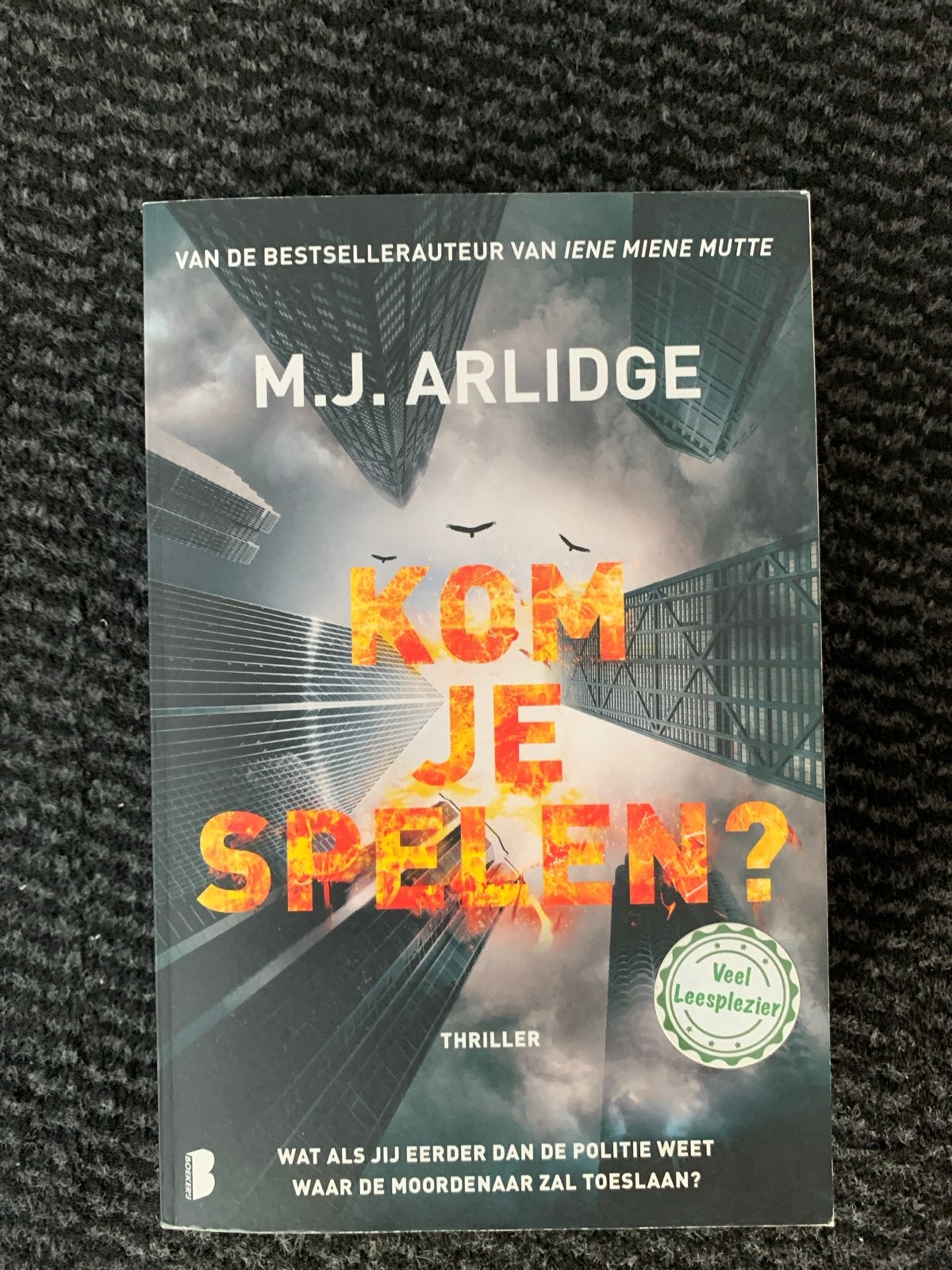 M.J. Arlidge - Kom Je Spelen? (Thriller) vakantieboek, Boeken, Thrillers, Ophalen of Verzenden, Zo goed als nieuw, Europa overig