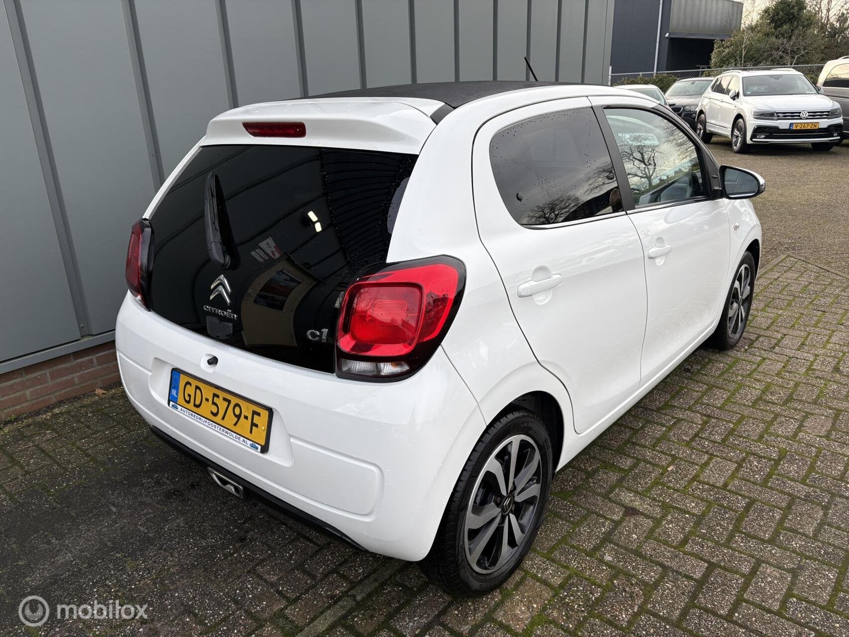 Citroen C1 1.2 PureTech Shine Apk - Leer -Stoelverw - Cruise, Voorwielaandrijving, Euro 5, Gebruikt, Zwart