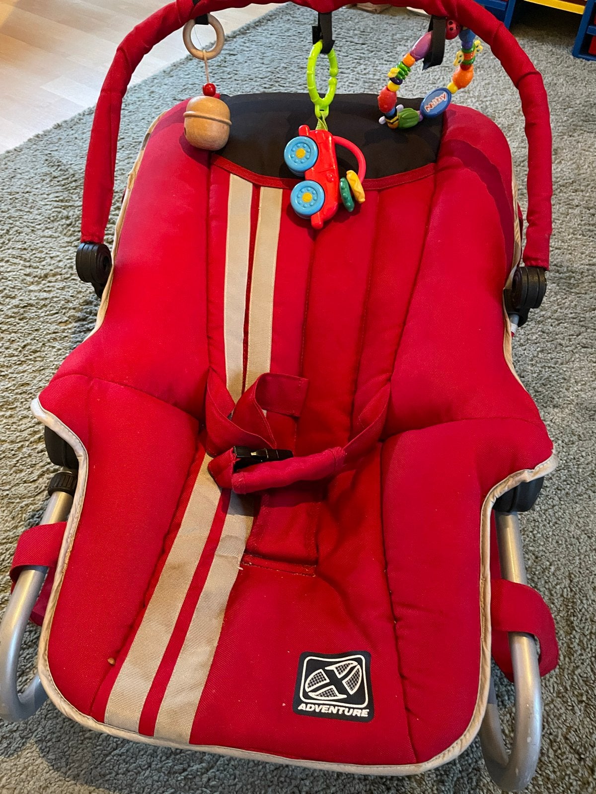 Gratis Donkerrood Wipstoeltje Adventure met Speeltjes, Kinderen en Baby's, Wipstoeltjes, Gebruikt, Wipstoel, Met gordel(s) of riempje(s)
