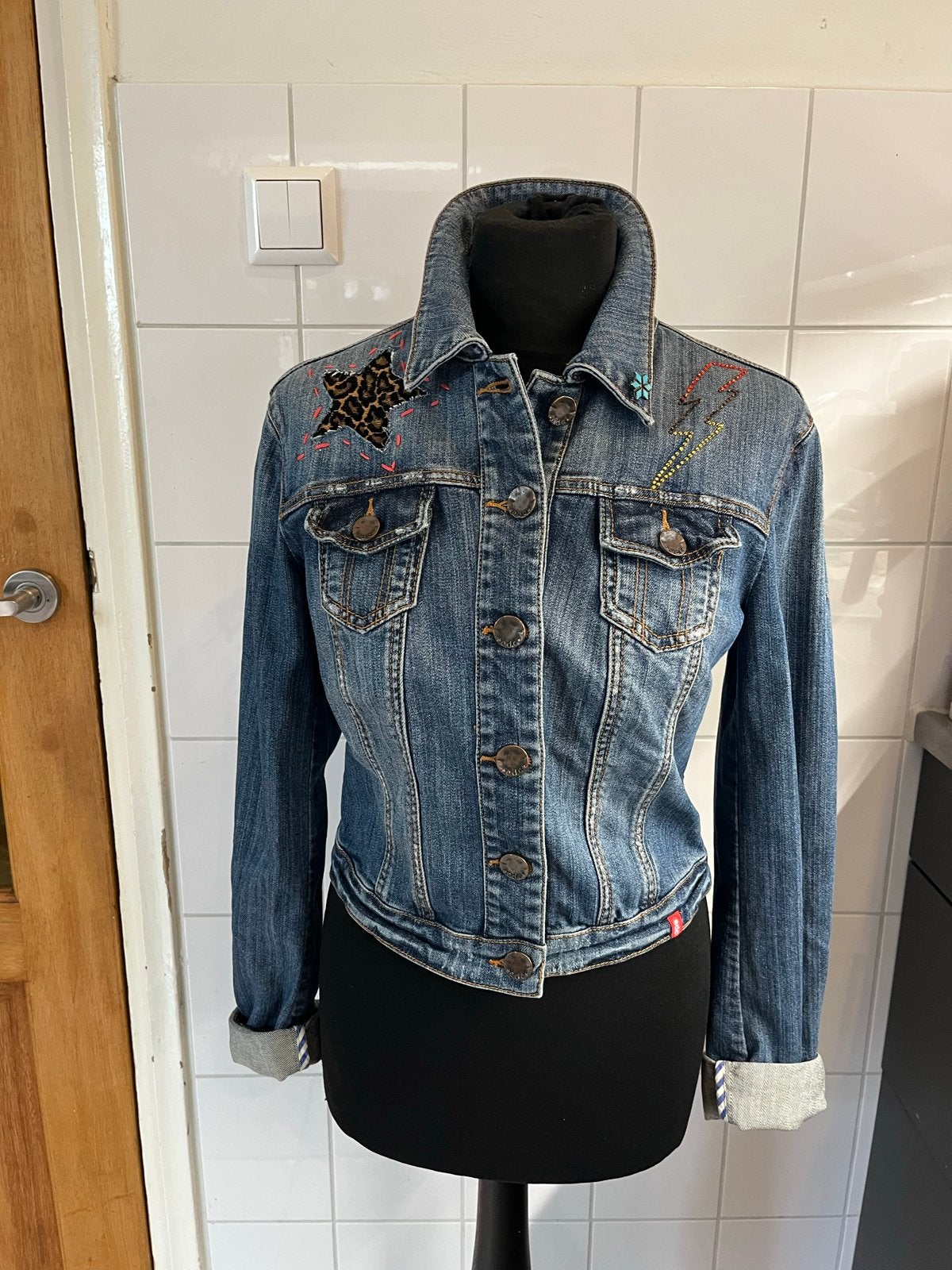 Unieke Upcycled spijkerjas met leopard print en borduursels, Ophalen of Verzenden, Zo goed als nieuw, Maat 36 (S), Blauw