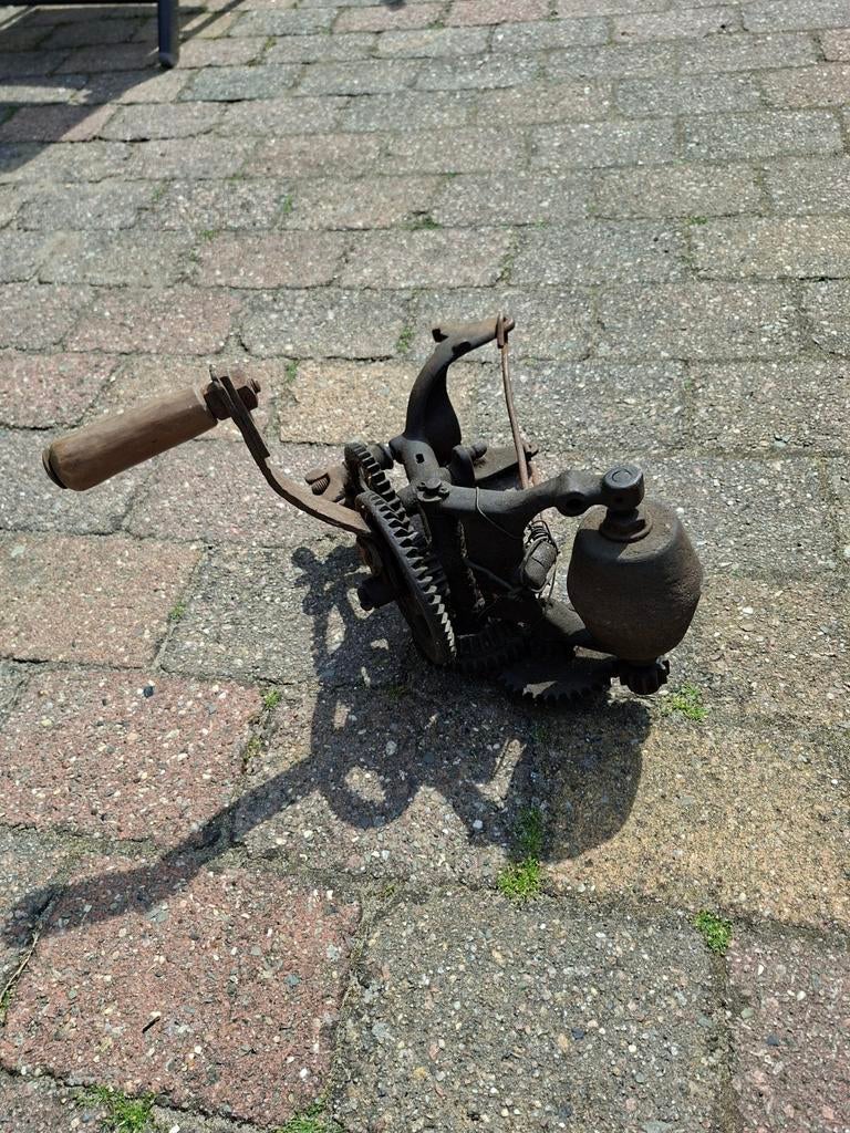 Antieke slijpmachine voor landbouwwerktuigen, Verzenden
