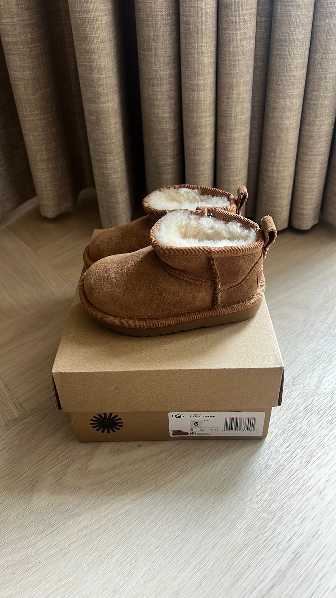 Bruine UGG kinderen - maat 22, Schoentjes, Jongetje of Meisje, Nieuw, Ophalen of Verzenden