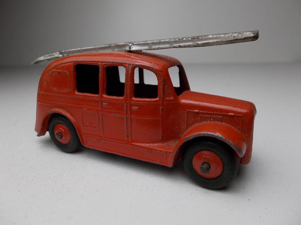 1955 Dinky Toys 250 STREAMLINED FIRE ENGINE (Origineel!), Ophalen of Verzenden, Zo goed als nieuw, Bus of Vrachtwagen, Dinky Toys