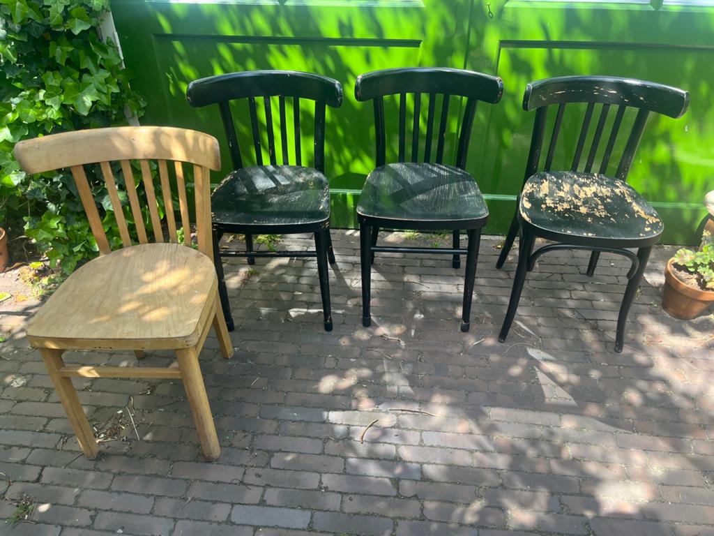 4 houten cafestoelen, 1 hout 3 zwart, Huis en Inrichting, Stoelen, Ophalen, Gebruikt, Zwart, Eén