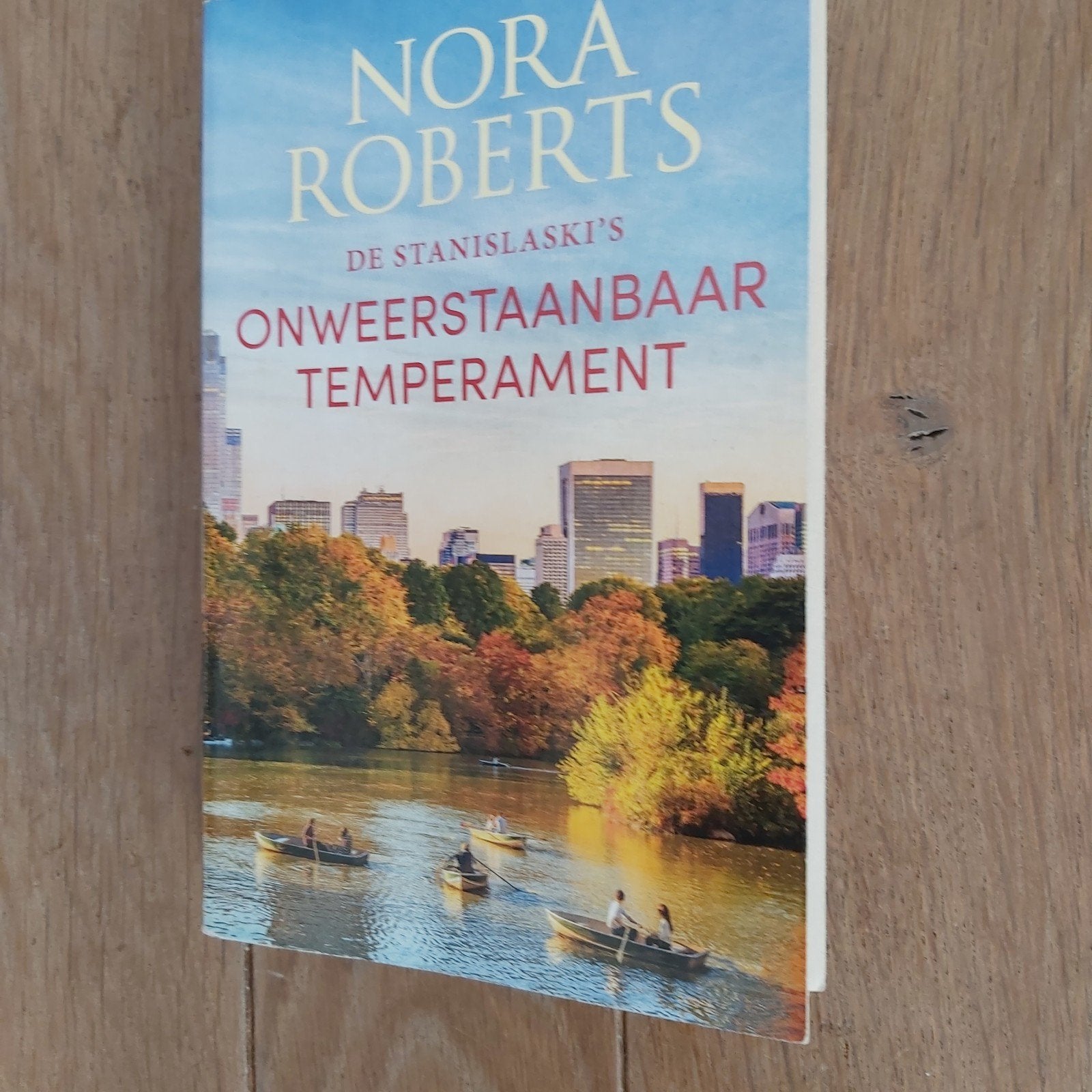 Nora Roberts - De Stanislaski's: Onweerstaanbaar Temperament, Ophalen of Verzenden, Gelezen, Nora Roberts, Nederland