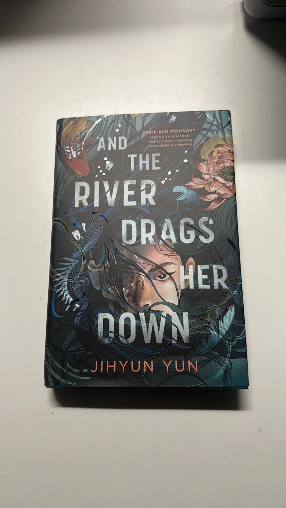 And the River Drags her Down — Jihyun Yun (Sprayed edges), Boeken, Fantasy, Ophalen of Verzenden, Zo goed als nieuw