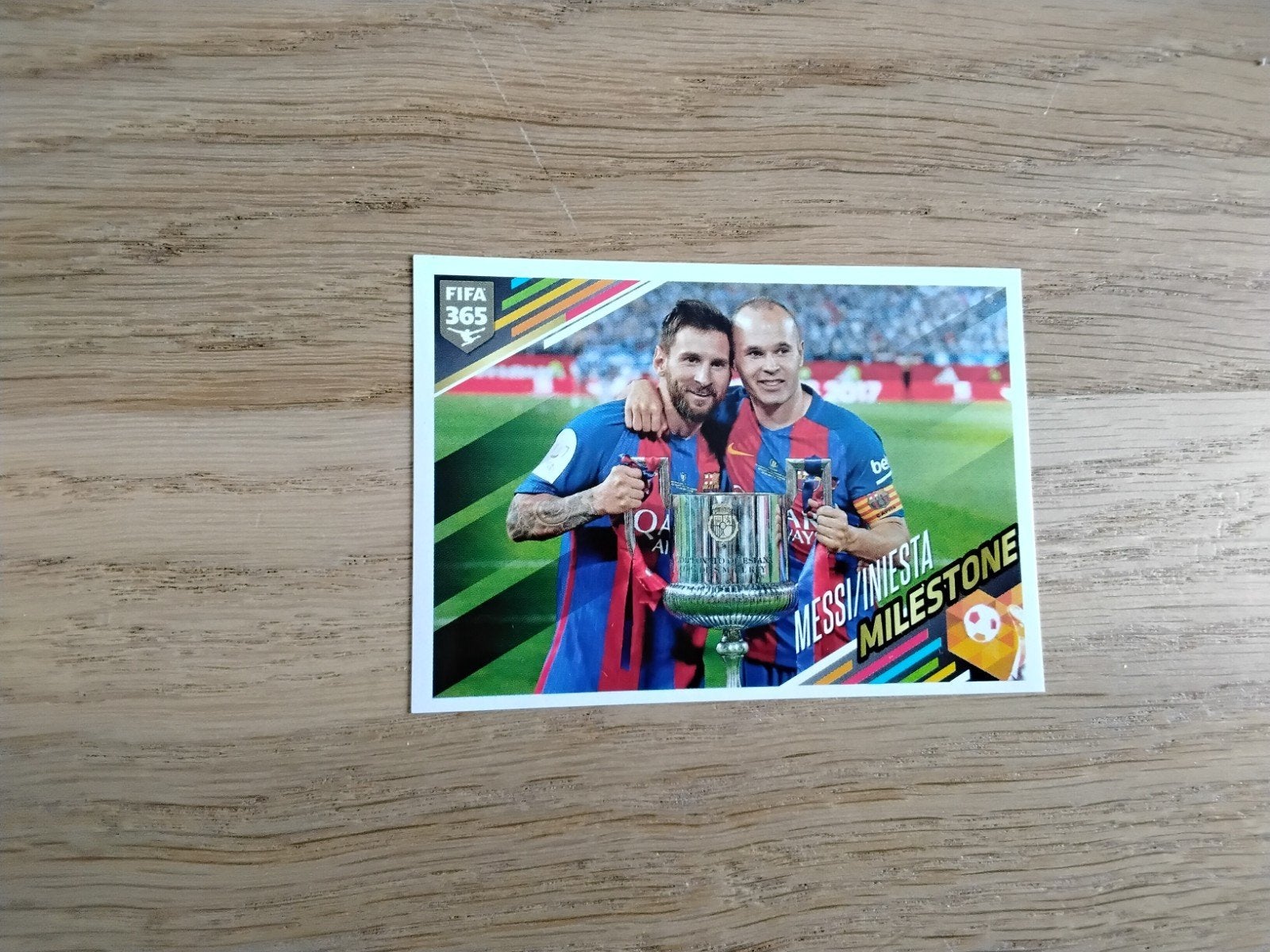 Panini FIFA 365 Sticker Messi & Iniesta, Verzamelen, Ophalen of Verzenden, Zo goed als nieuw, Buitenlandse clubs, Poster, Plaatje of Sticker