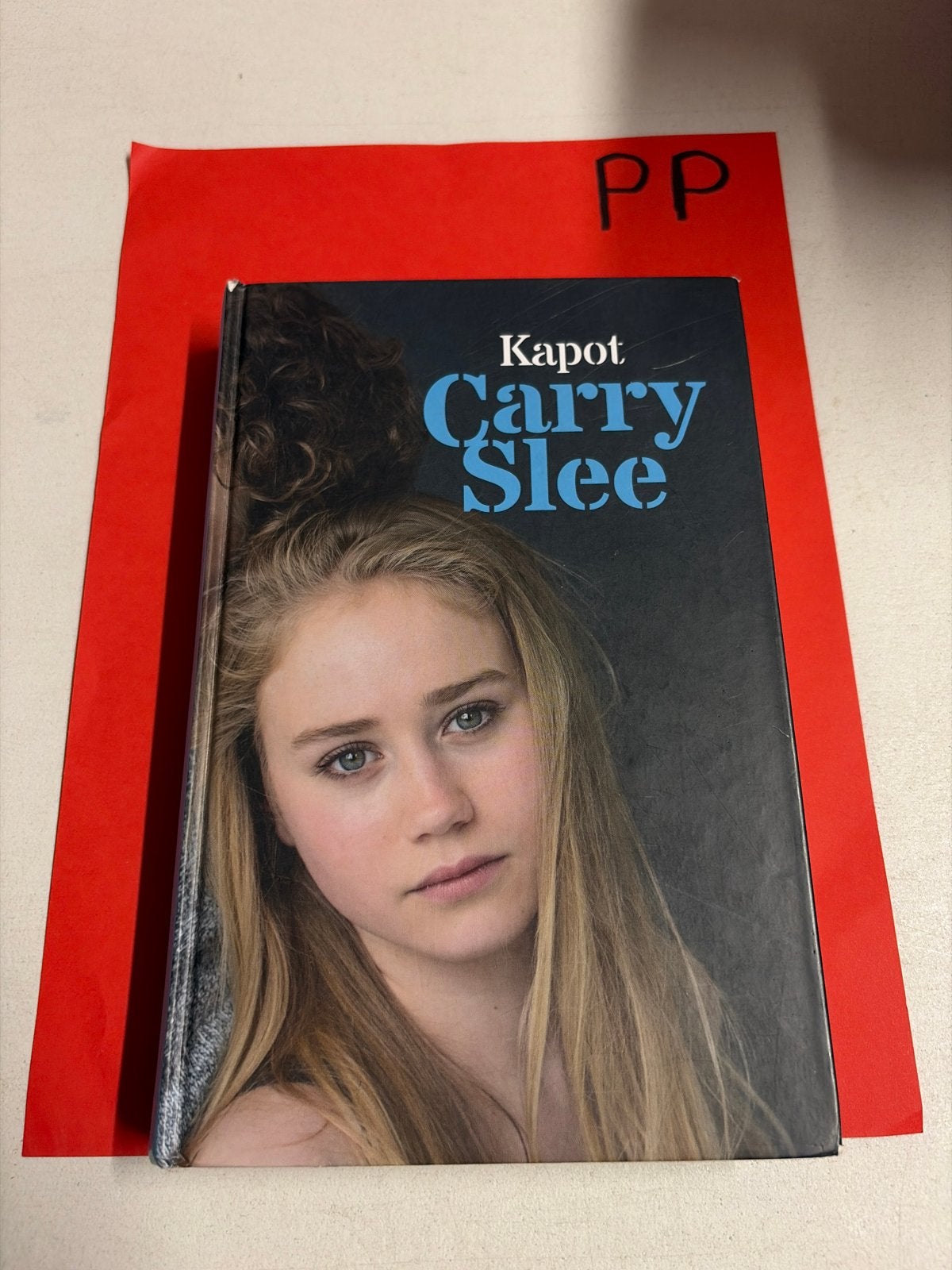 Kapòt - Carry Slee (Jeugdboek), Ophalen of Verzenden, Gelezen, Nederland
