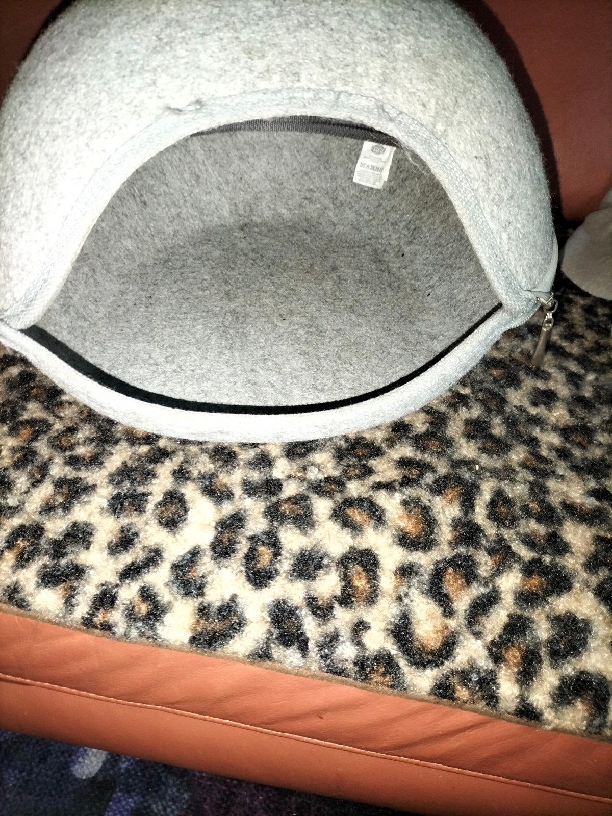 katten holletje, Ophalen, Zo goed als nieuw, Vilt