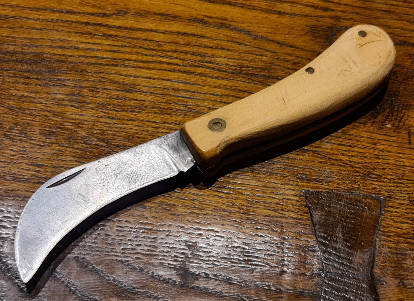 Vintage zakmes met gebogen lemmet en houten handvat, Antiek en Kunst, Ophalen of Verzenden