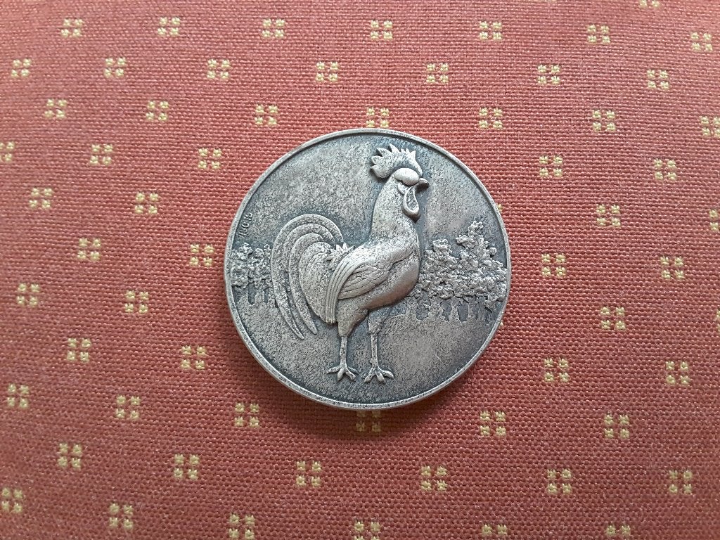 f L​egpenning haan (rooster) met hoog reliëf van haan (2 mm), Ophalen of Verzenden, Overige materialen, Nederland