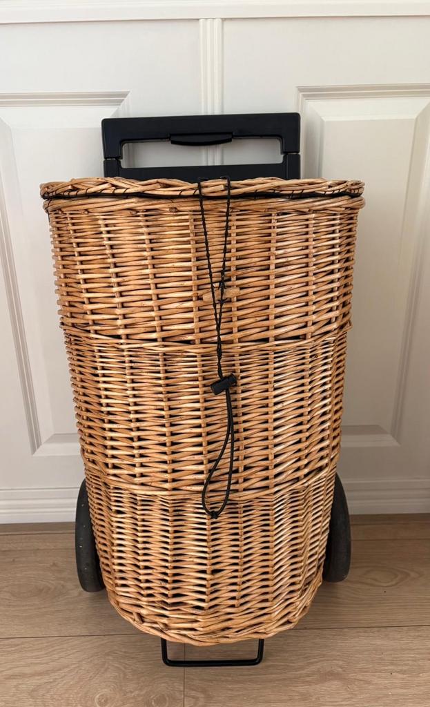 Stevige rieten mand /boodschappenmand met metalen handgreep, Huis en Inrichting, Woonaccessoires | Schalen en Manden, Ophalen of Verzenden