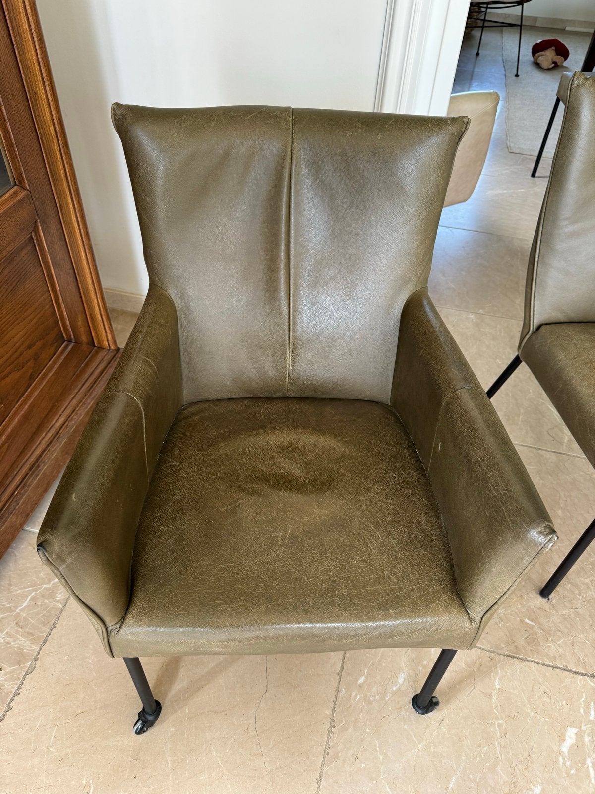 6 Olijfgroene eetkamerstoelen: 2 met wieltjes, 4 vaste, Ophalen, Gebruikt, Overige kleuren, Leer