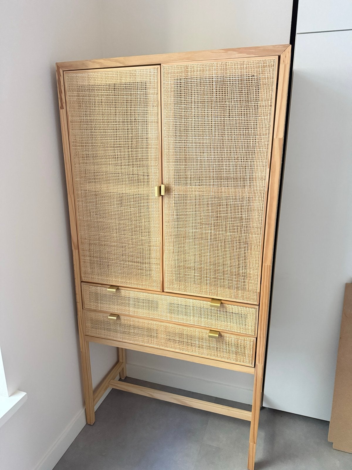 Rotan / webbing kast met extra plank - Karwei, Ophalen, Zo goed als nieuw