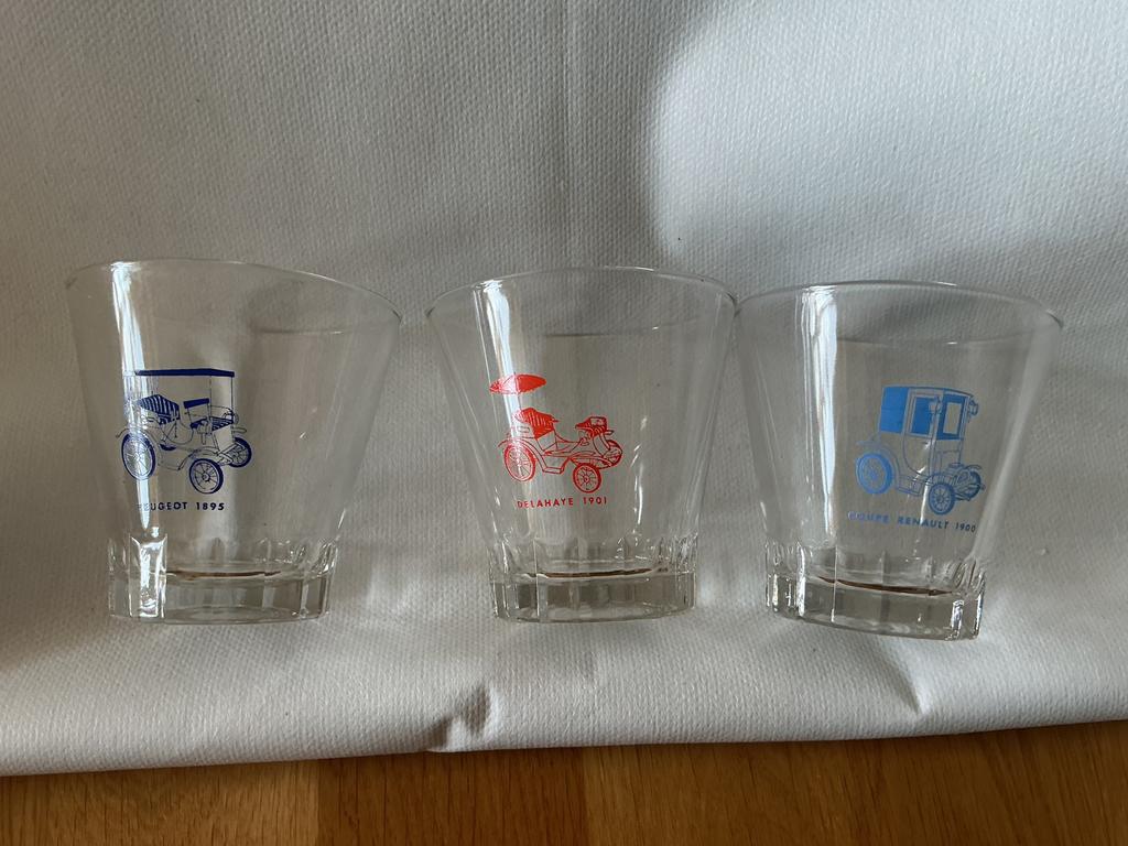 3 antieke glaasjes met afbeeling oude auto’s, Verzamelen, Glas en Borrelglaasjes, Ophalen of Verzenden, Zo goed als nieuw