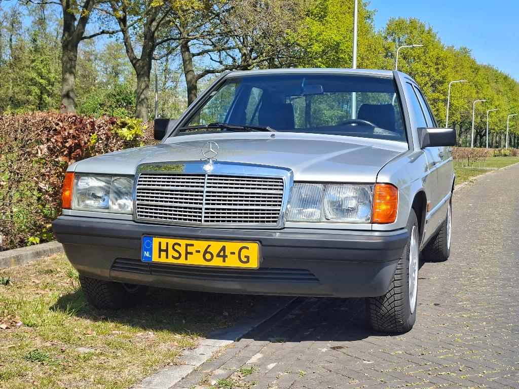 Mercedes-Benz 190 (W201) 1984 95000 Km, Auto's, Mercedes-Benz, Achterwielaandrijving, Zwart, 4 cilinders, Handgeschakeld