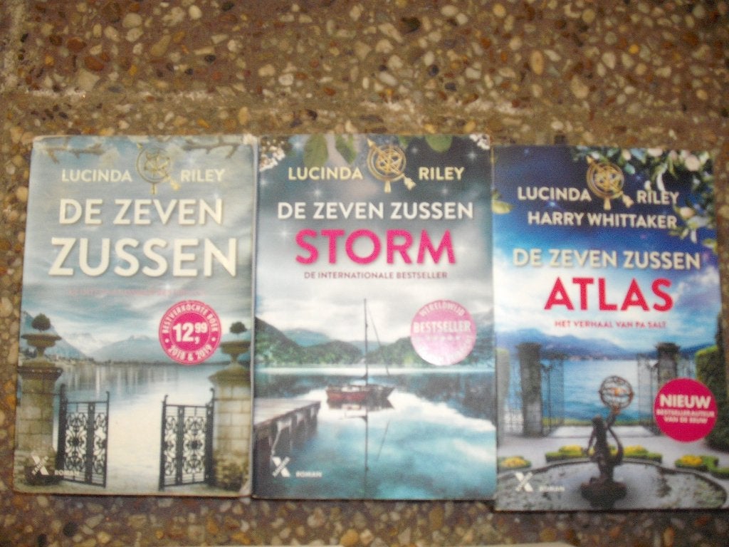 Lucinda Riley 3x roman Zeven zussen- Storm - Atlas in 1 koop, Boeken, Ophalen, Gelezen, Lucinda Riley