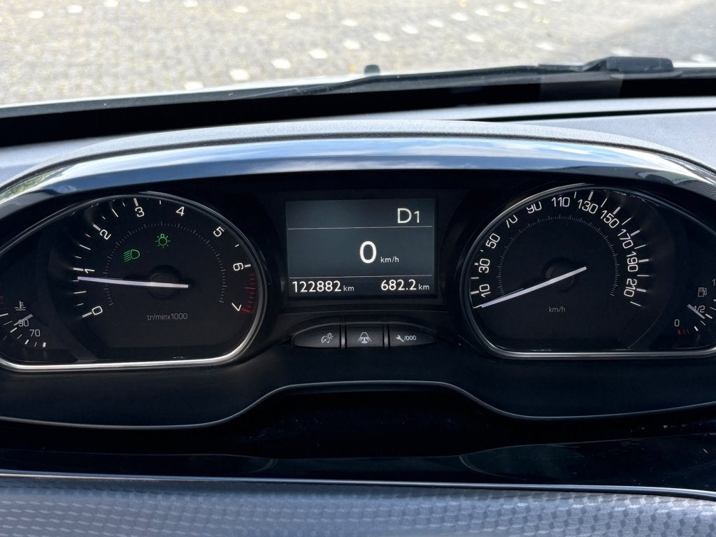 Foto 15 van Peugeot 2008 1.2 PureTech Allure Distributie V.V AUTOMAAT Xe