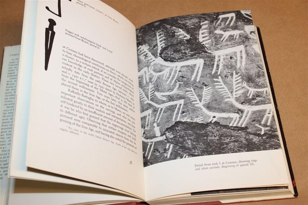 Camonica Valley — Alpen Rotstekeningen Neolithicum 1964, Ophalen of Verzenden, Gelezen, Europa