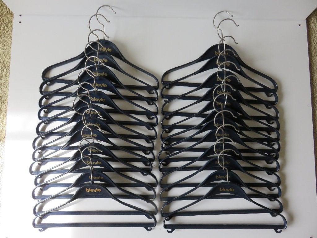 24 Bleyle blauwe kledinghangers met broekenstang, Kleding | Dames, Kledinghangers, Ophalen of Verzenden, Zo goed als nieuw, Kunststof