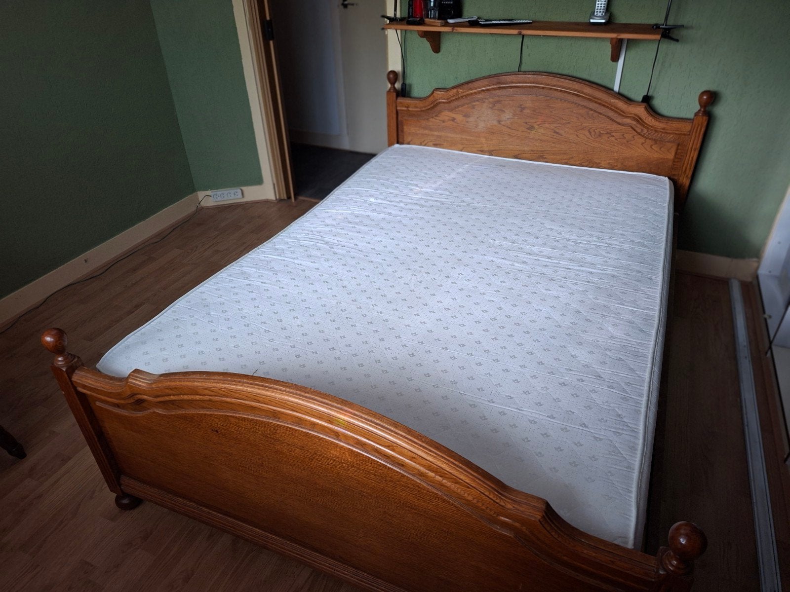 Bed 140 x 200 met matras en nachtkastje, Huis en Inrichting, Slaapkamer | Bedden, Ophalen, Tweepersoons, Hout, 140 cm