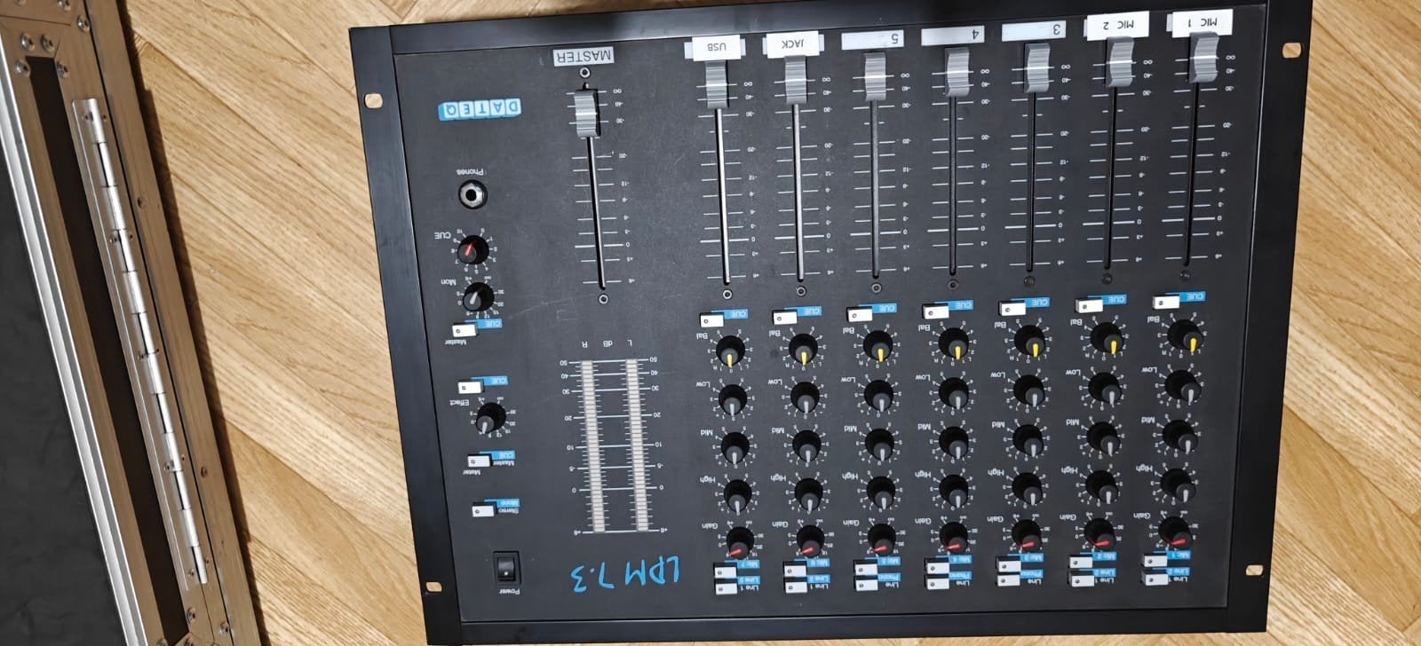 Dateq LPM 7.3 DJ Mixer eventueel met Flightcase, Ophalen of Verzenden, Gebruikt, 5 tot 10 kanalen, Microfooningang