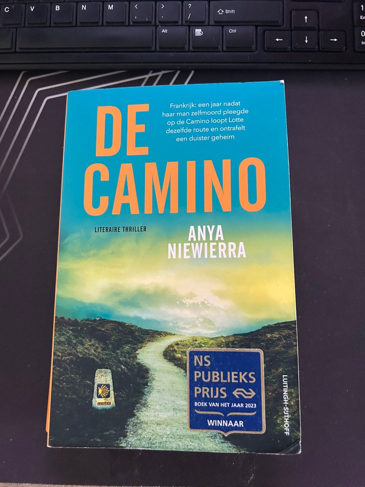 De Camino - Anya Niewierra, Boeken, Thrillers, Ophalen, Zo goed als nieuw