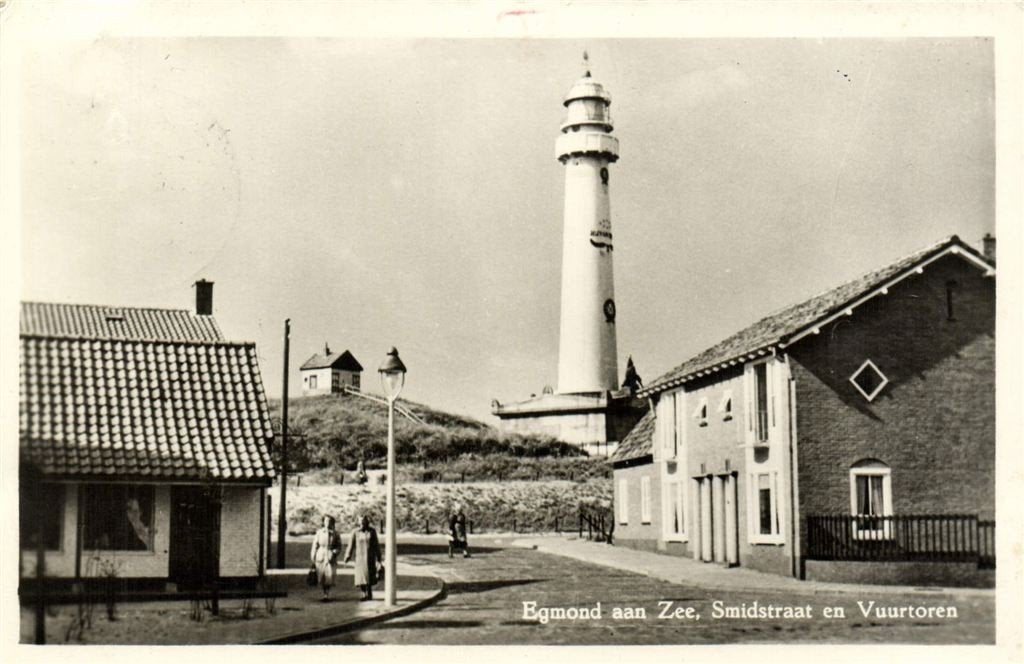 Egmond aan Zee, Smidstraat en Vuurtoren - 1957 gelopen, Verzamelen, Verzenden, 1940 tot 1960, Gelopen, Noord-Holland