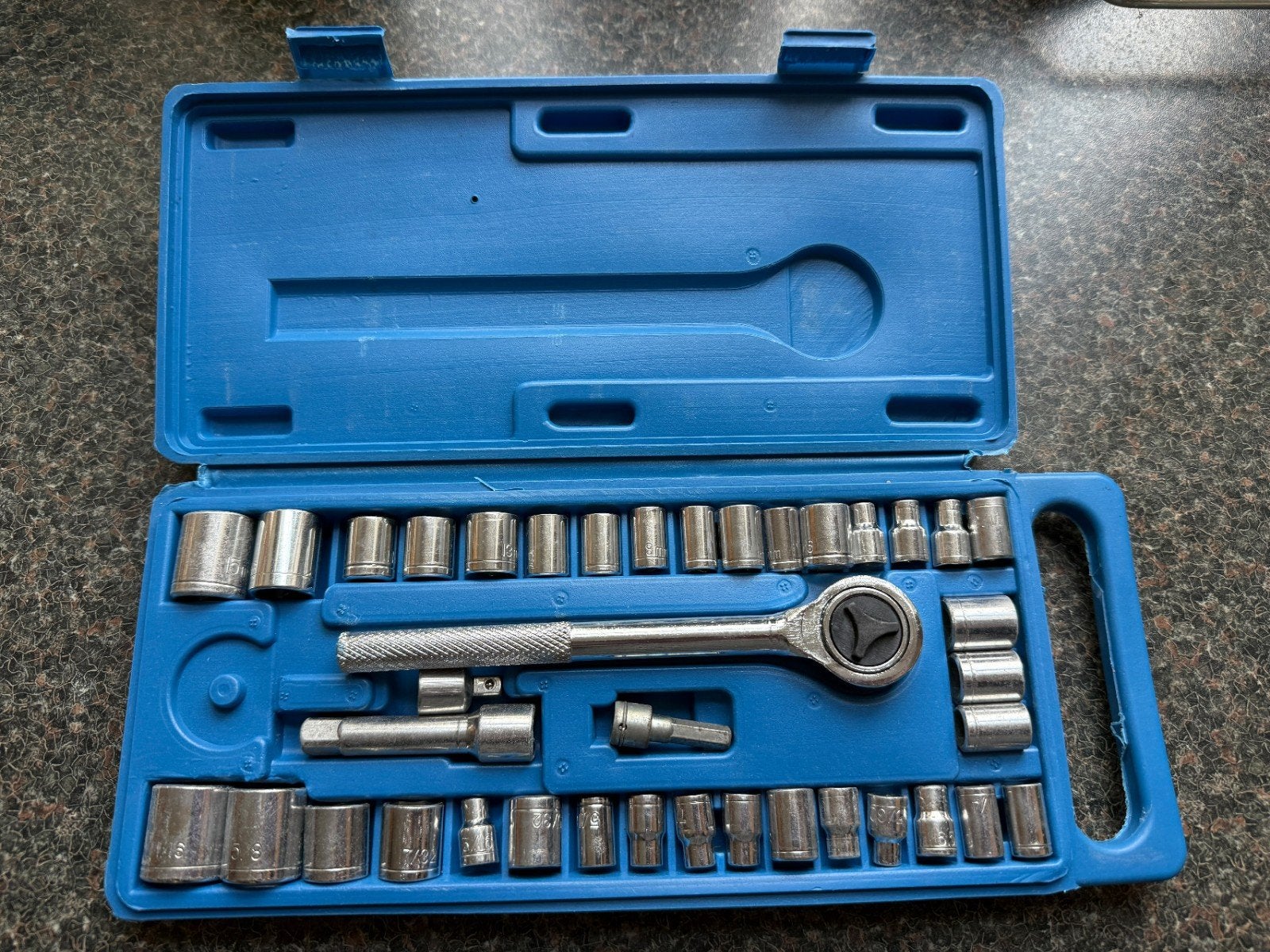 Dopsleutelset met ratel in handige opbergkoffer, Ophalen of Verzenden, Gebruikt, Sleutel/ratel