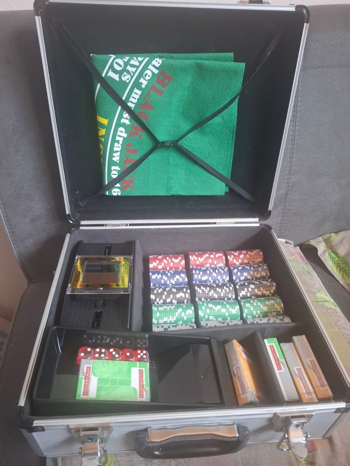 Pokerkoffer zo goed als nieuw kaarten en deel chip nog nieuw, Hobby en Vrije tijd, Denksport en Puzzels, Ophalen of Verzenden
