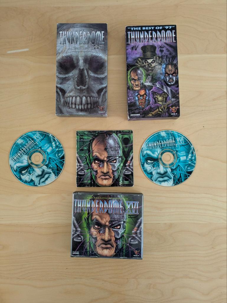 Thunderdome VHS en CD Collectie - 2 Videobanden, 1 Dubbel CD, Alle leeftijden, Ophalen of Verzenden, Gebruikt, Overige genres