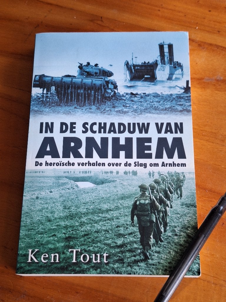 In de Schaduw van Arnhem - Ken Tout (Tweede Wereldoorlog), Tweede Wereldoorlog, Ken Tout, Ophalen of Verzenden, Zo goed als nieuw