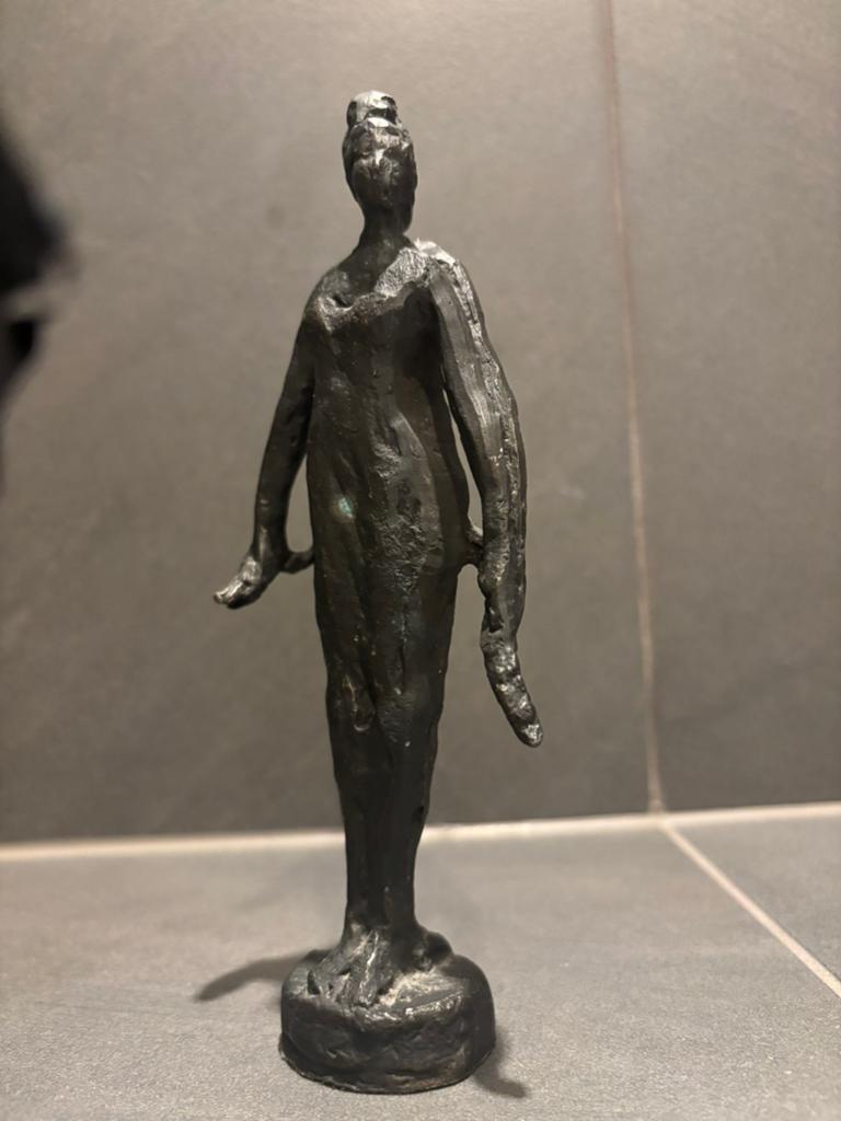 Mari Andriessen beeldje titel twee vrouwen, Ophalen of Verzenden, Brons, Beeld, Vrouw