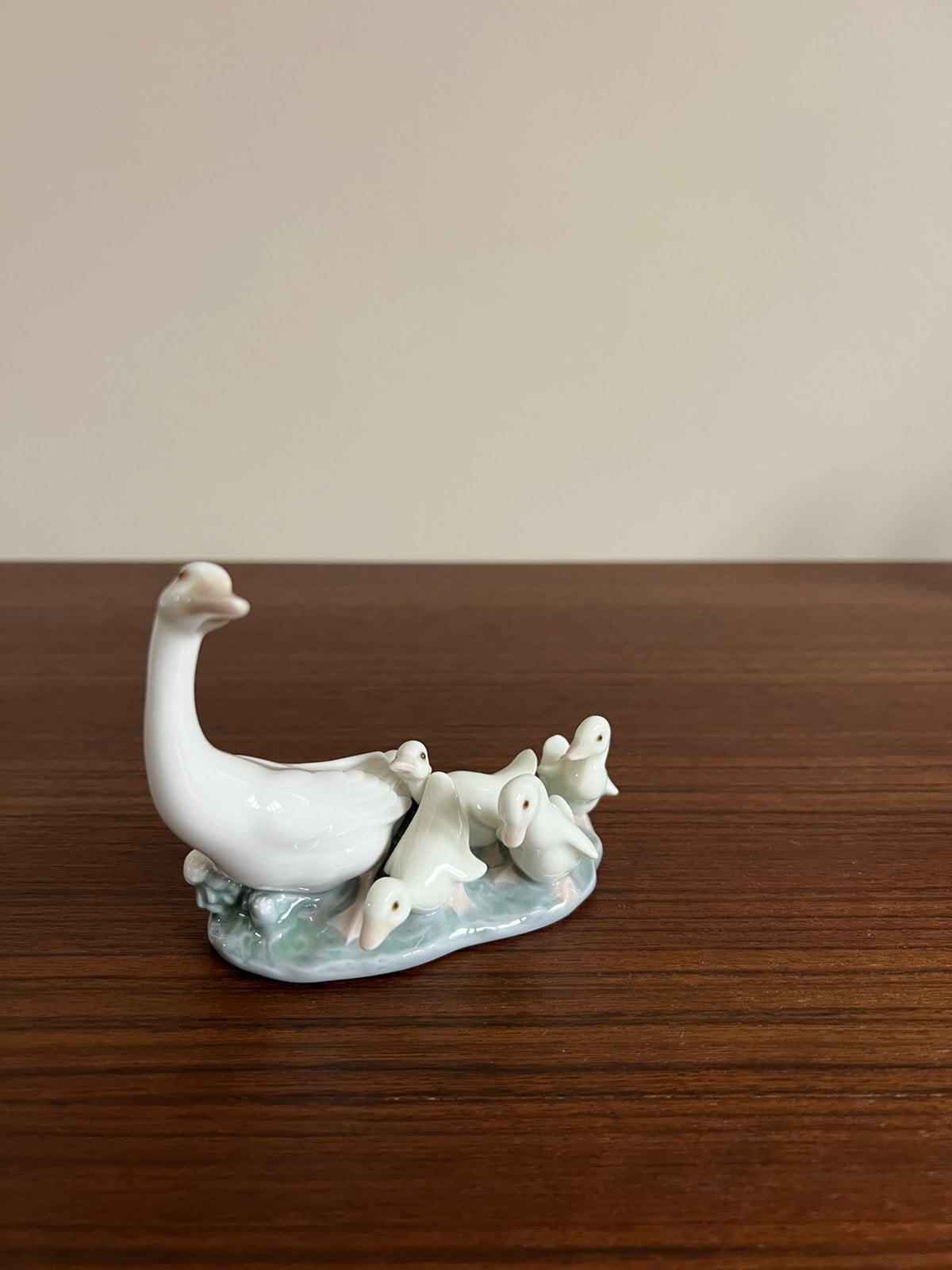 Spaans porcelein beeldje van Lladro moeder zwaan met kindjes, Ophalen of Verzenden