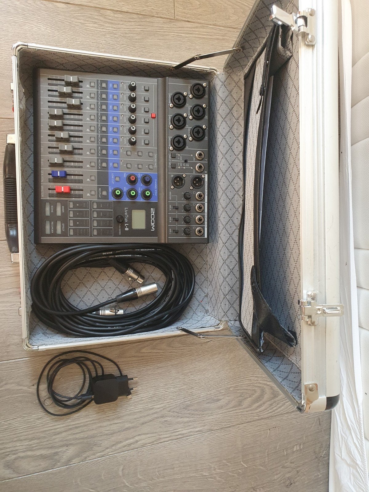 Zoom LiveTrak L-8 – digitale mixer/recorder, Muziek en Instrumenten, Mengpanelen, Ophalen, Zo goed als nieuw, 5 tot 10 kanalen
