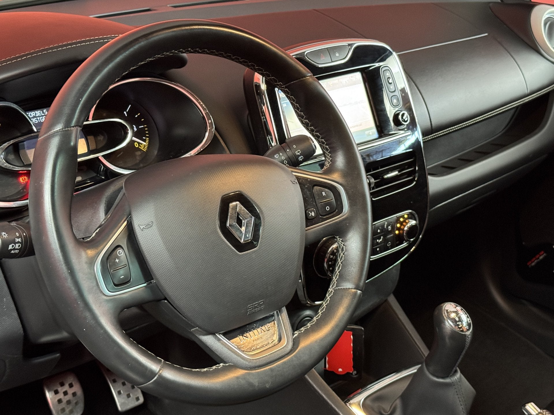 Renault Clio 1.5 dCi Initiale Paris | Uniek! | Leder | Camer, Auto's, Voorwielaandrijving, Gebruikt, 4 cilinders, Met garantie (alle)