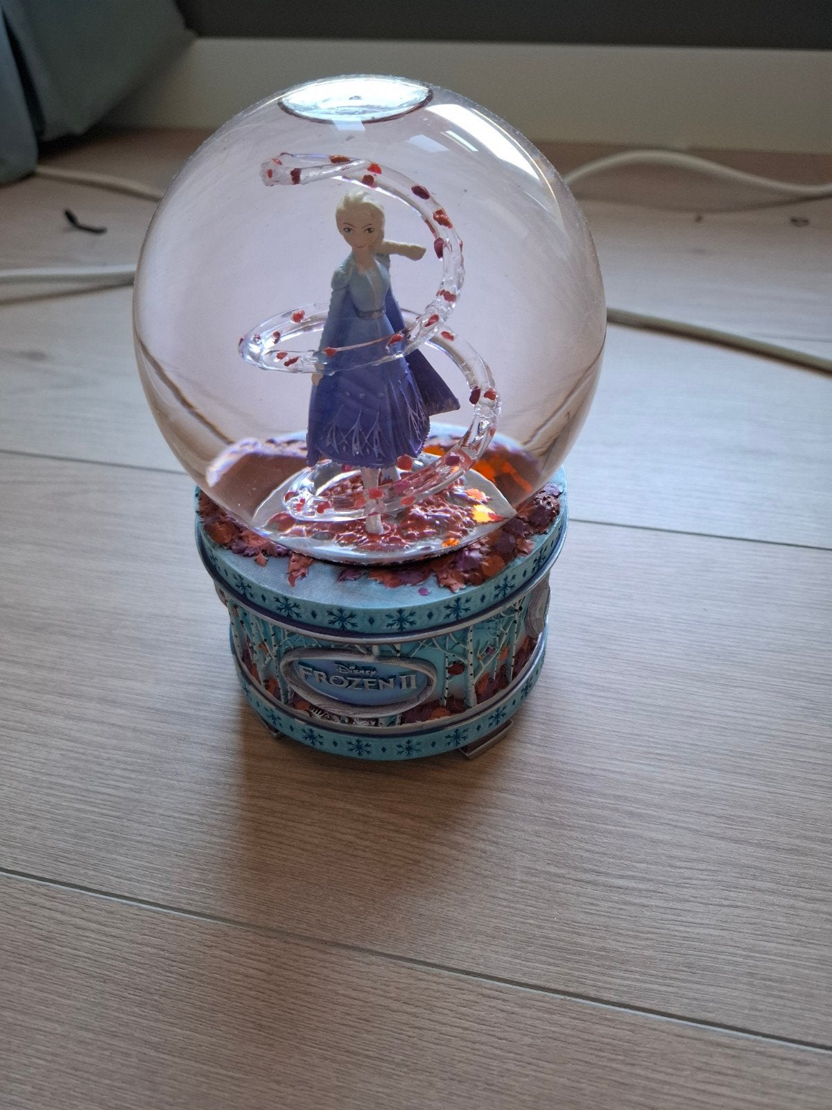 Disney Frozen 2 Sneeuwbol met Elsa muziekdoosje, Ophalen of Verzenden, Overige figuren, Zo goed als nieuw