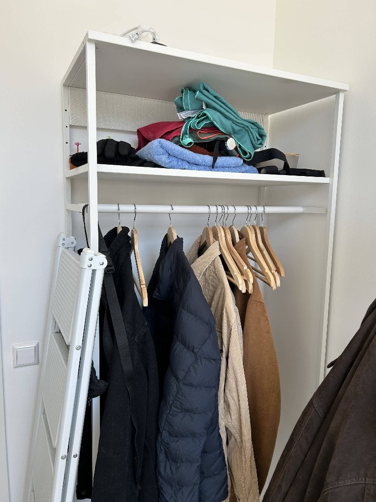 Witte open kledingkast met plank en kledingstang, Gebruikt, Met plank(en), Metaal, 50 tot 75 cm