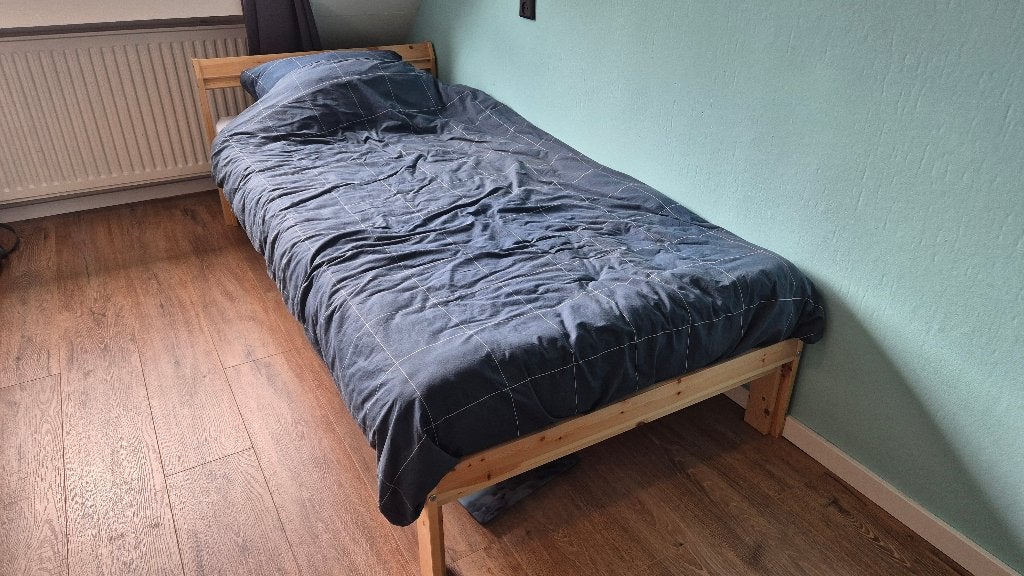 Ikea Neiden, 1 persoonsbed met lattenbodem en matras, Ophalen, 90 cm, Eenpersoons, Bruin