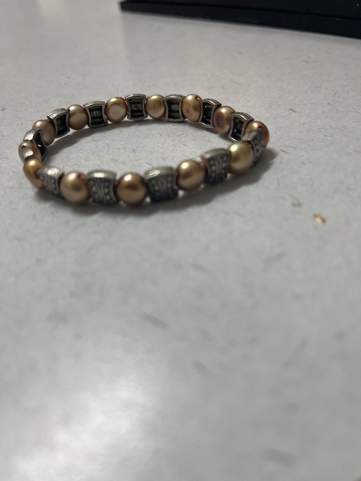 armband met zilverkleurige accenten, Overige materialen, Gebruikt, Ophalen of Verzenden, Met bedels of kralen