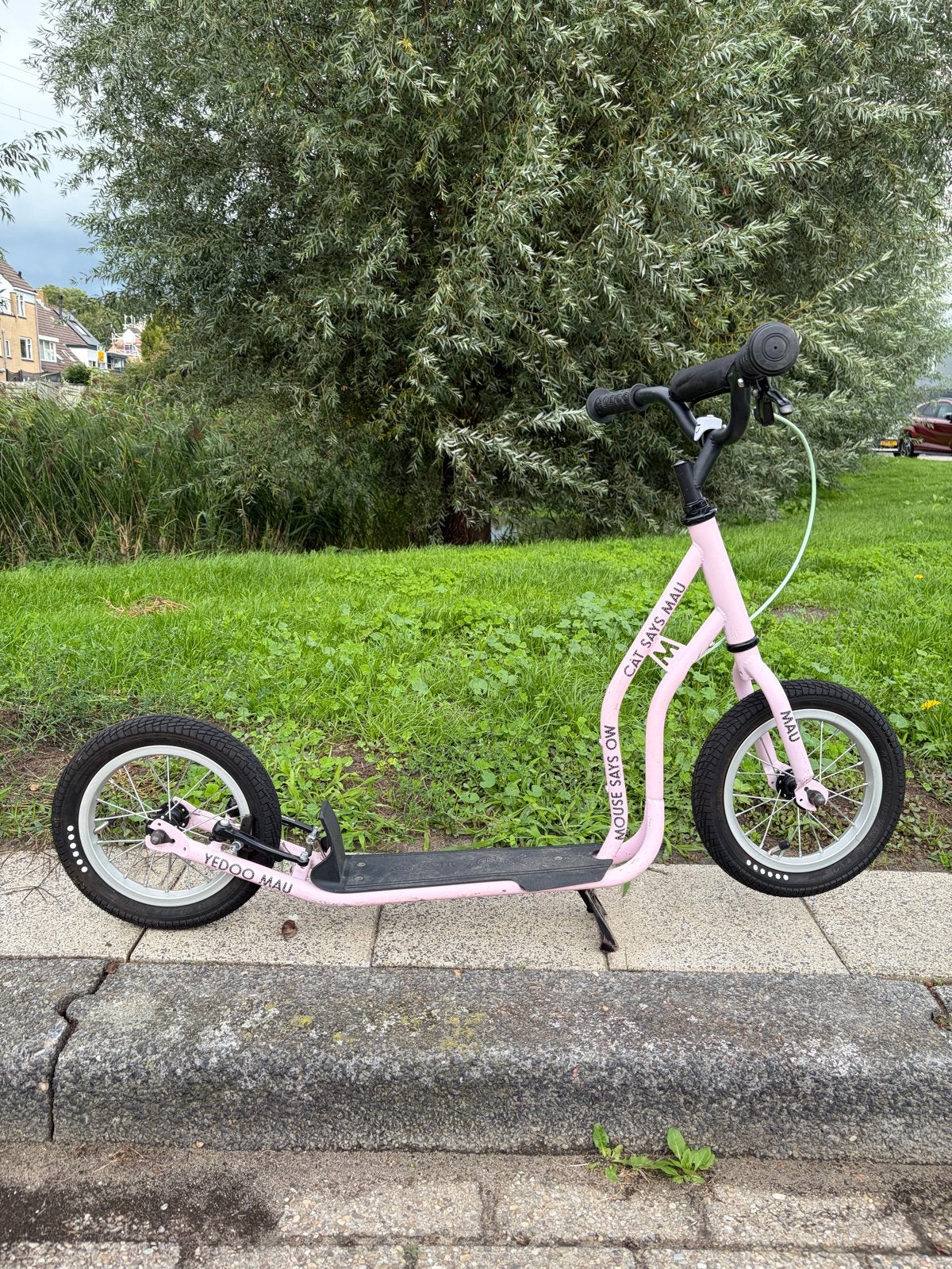 Roze kinderstep met 12-inch luchtbanden en handrem, Ophalen, Gebruikt, Gewone step