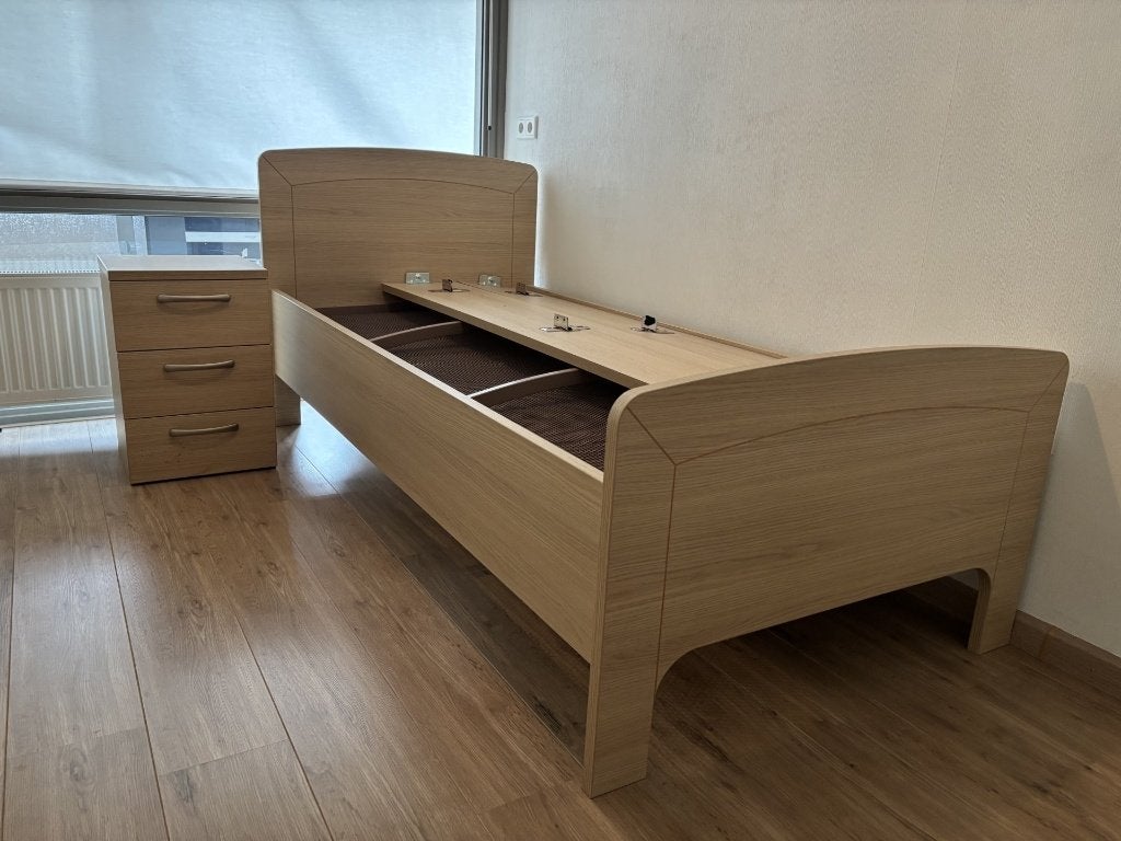 Twee x seniorenbed met nachtkastjes, 90 cm x 200 cm, ZGAN!!, Huis en Inrichting, Slaapkamer | Bedden, Ophalen, 90 cm, Beige, Tweepersoons