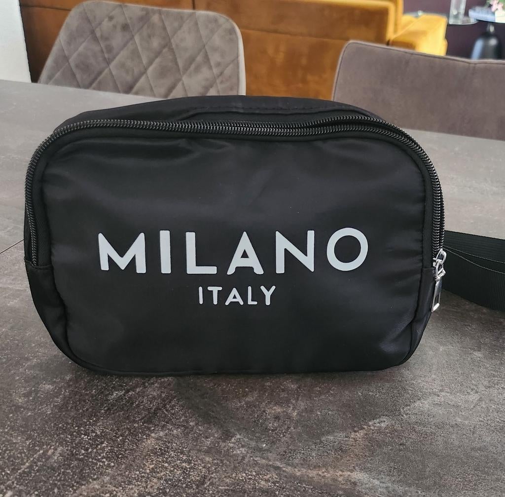 Klein heuptasje of crossbody tasje Milano Italy., Ophalen of Verzenden, Nieuw, Zwart, Jongen of Meisje