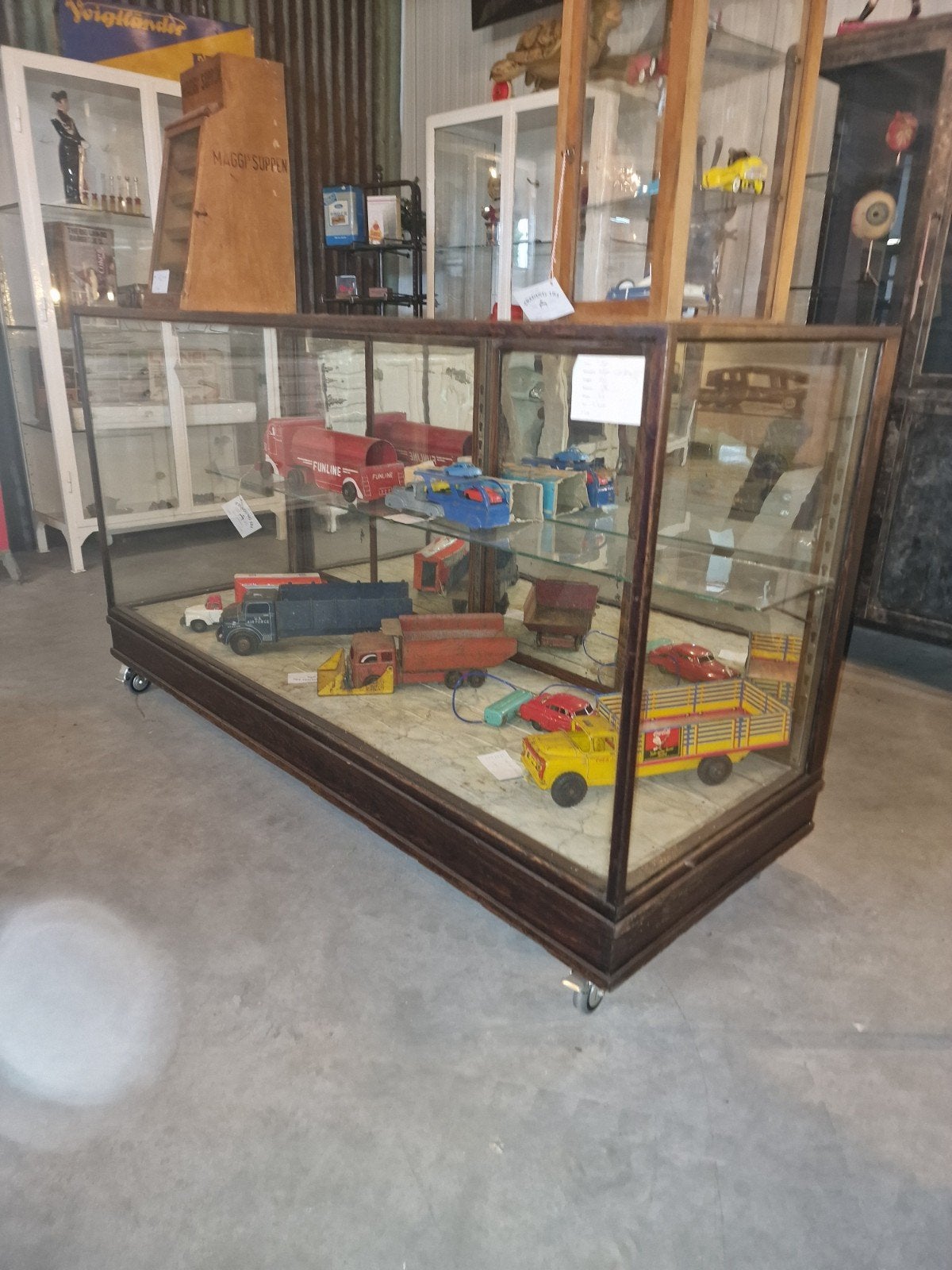 Toonbank vitrine, Ophalen