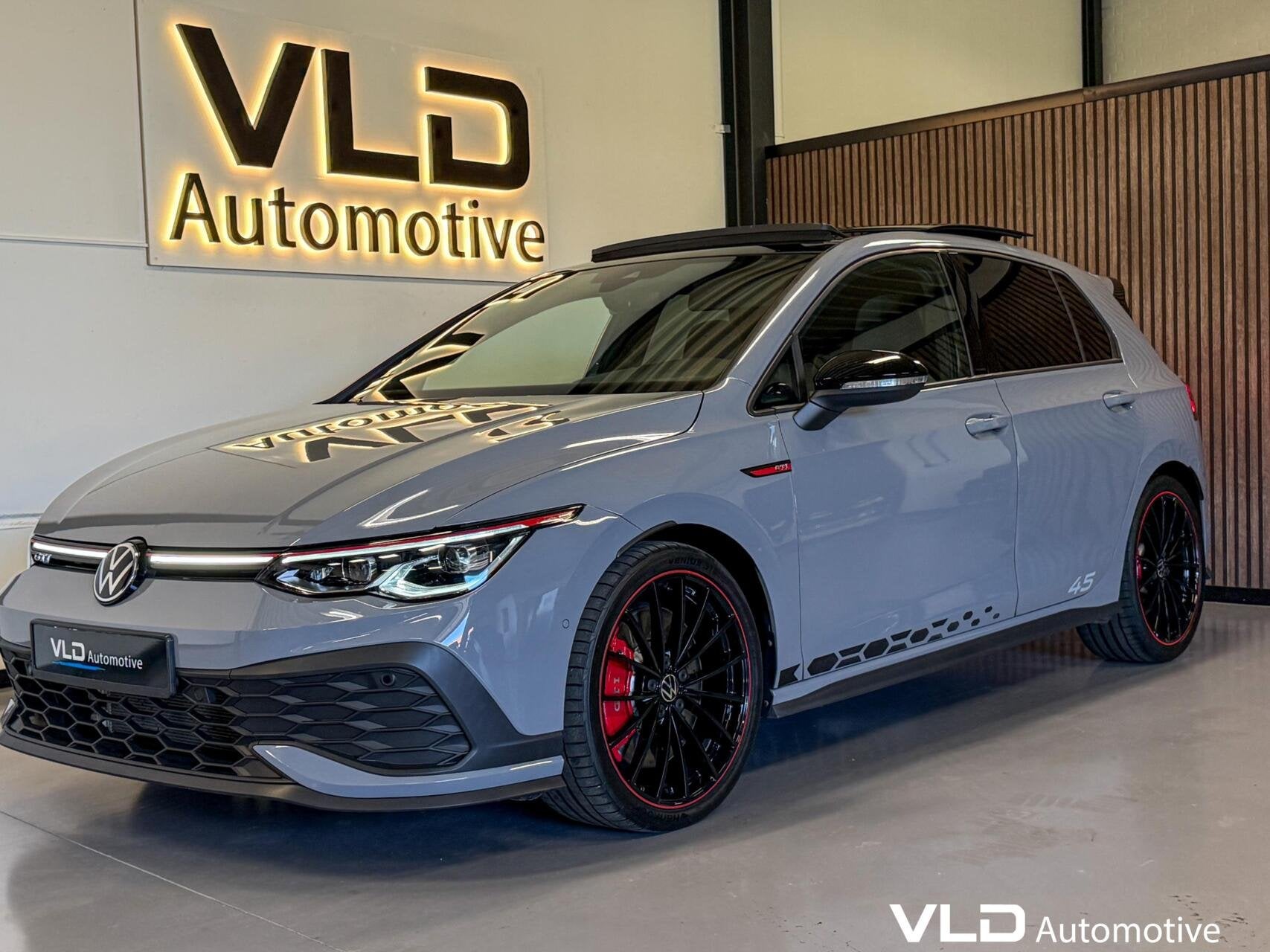 Volkswagen Golf 2.0 TSI GTI CLUBSPORT 45 JAHRE AKRA PANO IQ, Gebruikt, Huisgarantie, 4 cilinders, Bedrijf