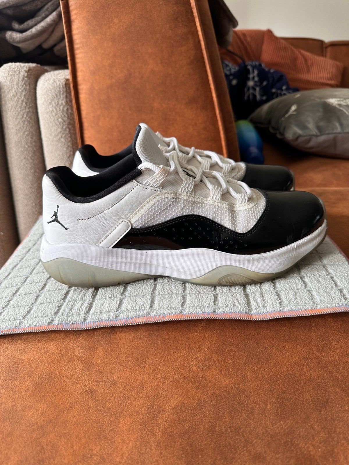 Nike Air Jordan 11 CMFT Low – Black/White – Size EU 42.5, Ophalen of Verzenden, Gedragen, Wit, Sneakers of Gympen