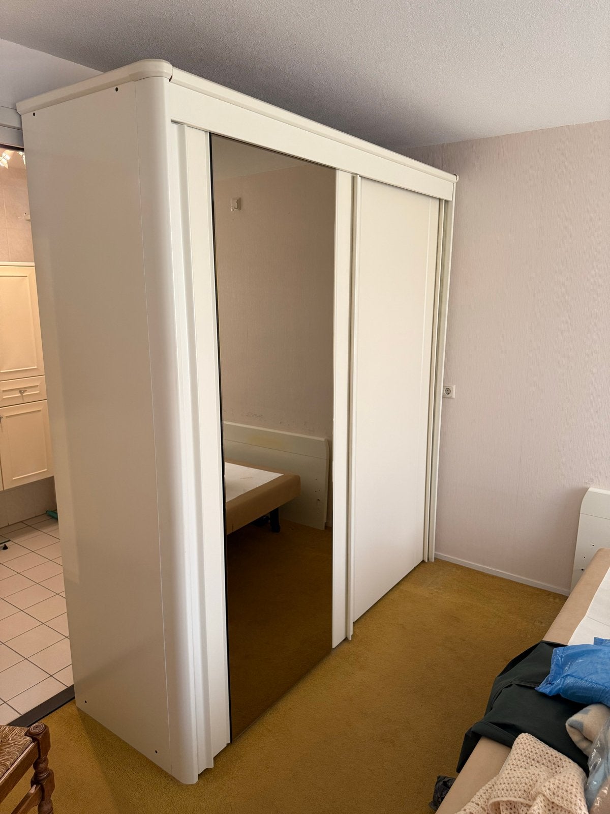 Witte kledingkast met schuifdeuren en spiegel, Ophalen, Met plank(en), Gebruikt, 100 tot 150 cm