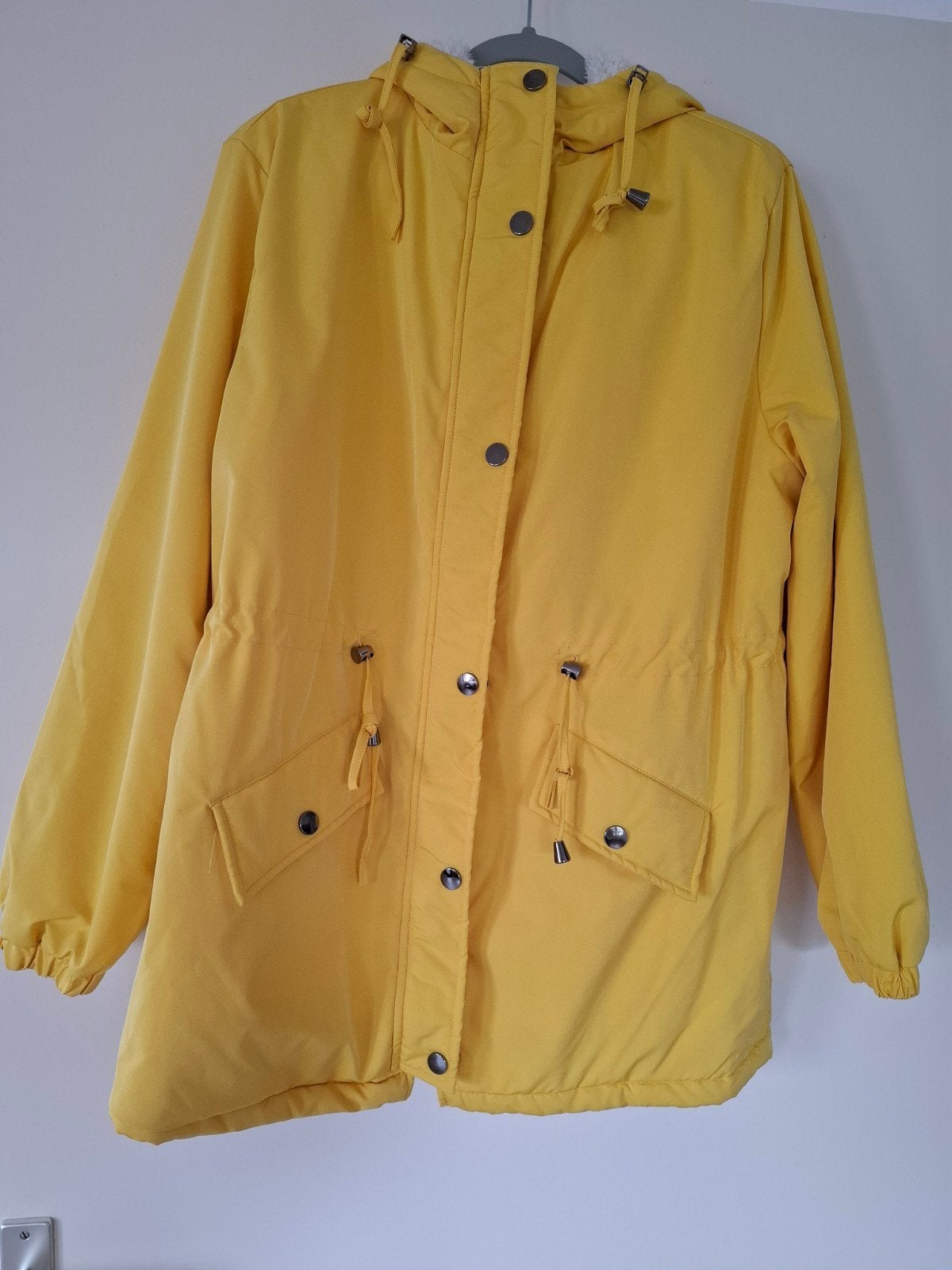 Nieuwe damesjas/parka maat L met warme teddy voering, Ophalen, Nieuw, Maat 42/44 (L), Geel