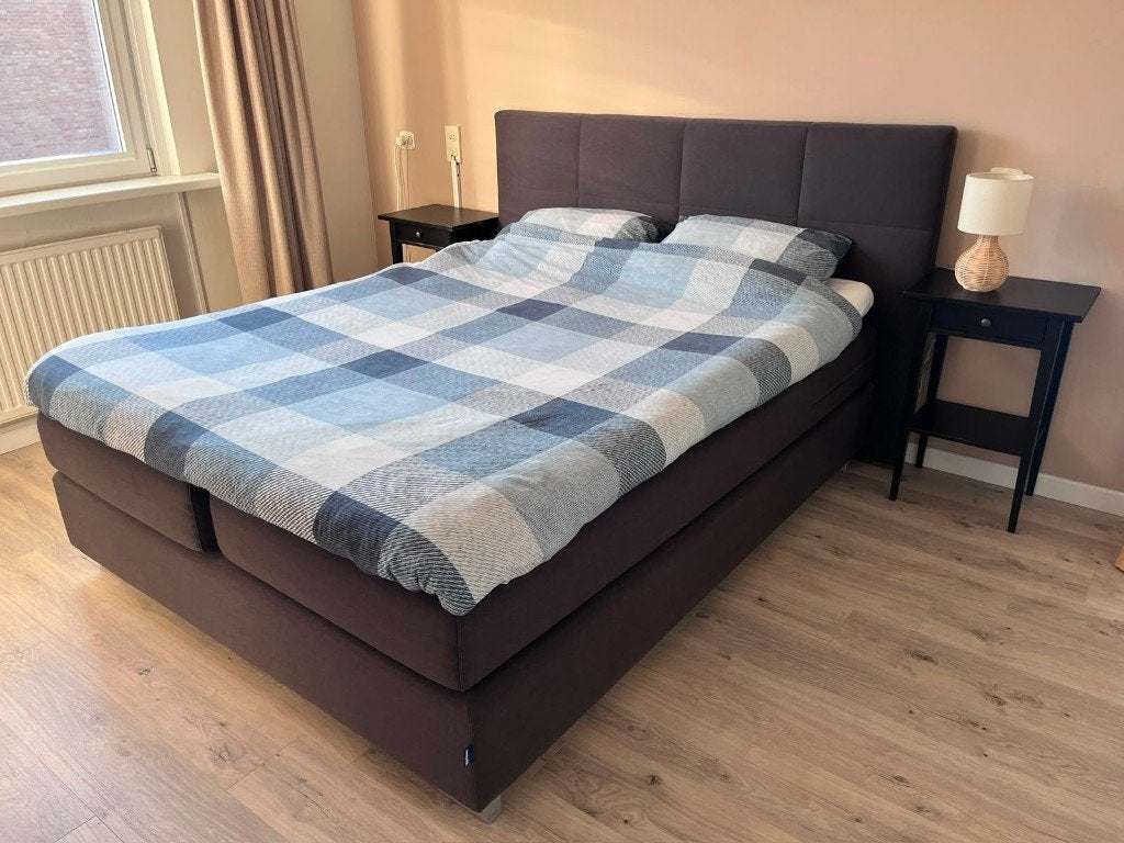 Karlsson Boxspring 160x200 met hoofdbord en nachtkastjes, Ophalen, Tweepersoons, Zo goed als nieuw, 200 cm