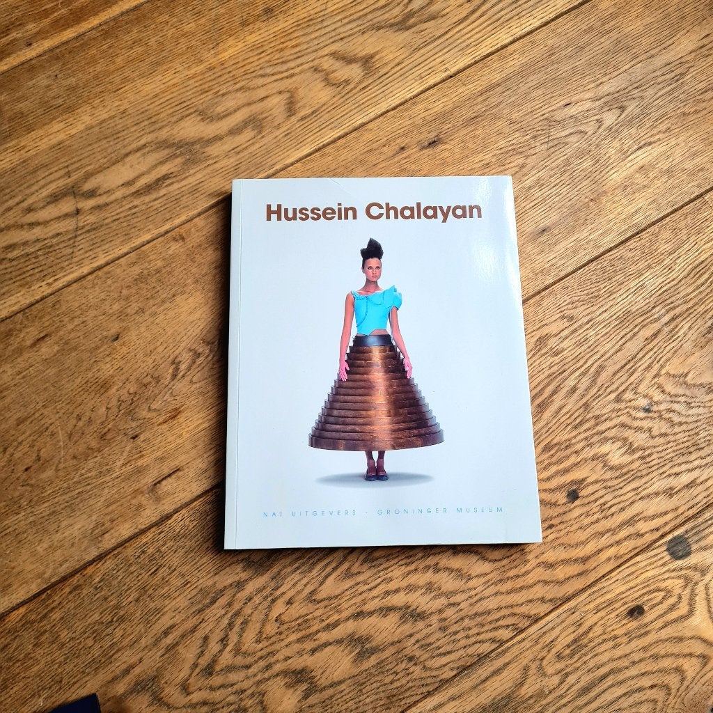 Hussein Chalayan van Caroline Evans, Gelezen, Ophalen of Verzenden, Couturiers, Caroline Evans